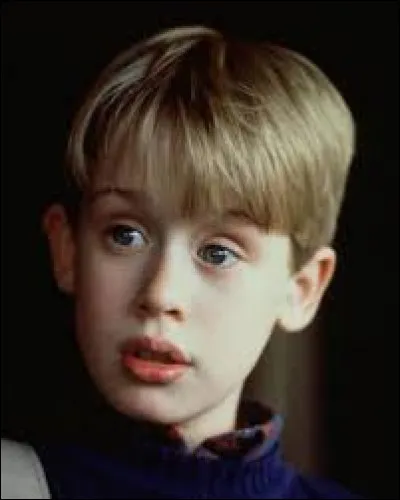 Grâce à quoi, Kevin va-t-il soupçonner que le monsieur qui vient pour faire croire qu'il surveille la maison de Kevin n'est pas celui qu'on le croit mais qu'il s'agit d'un délinquant ?