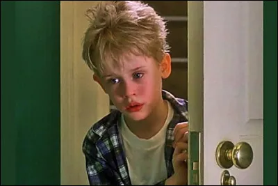 Pourquoi Kevin est-il resté tout seul à la maison ?