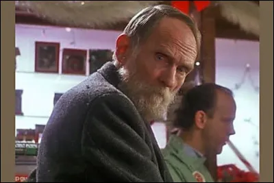 Quelle rumeur lance le grand frère de Kevin en parlant de ce vieux monsieur alors que c'est faux ?