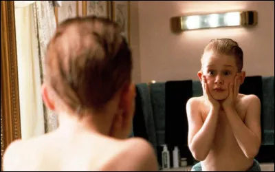 Pour quelle raison Kevin crie-t-il en faisant sa toilette après être sorti de la douche ?