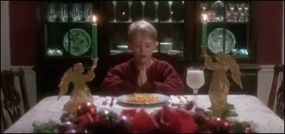 Qu'est-ce que mange Kevin avant l'arrivée des cambrioleurs ?