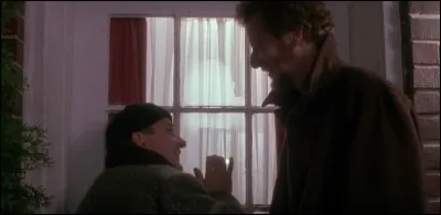 Quand Harry et Marvin cognent à la porte de la maison de kevin, qui prétendent-ils être pour amadouer Kevin (pourtant il n'est pas dupe, Kevin ) ?