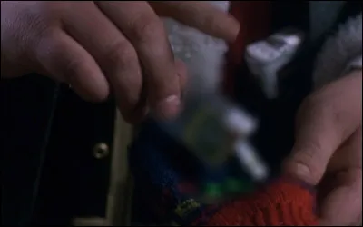 Plutôt que de lui remettre une traditionnelle canne de Noël, qu'est-ce que le père Noël donne à Kevin ?