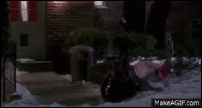 Quelle stratégie Kévin utilise-t-il pour effrayer le livreur de pizzas ?