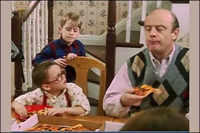 Combien de pizzas, le grand frère de Kevin a-t-il commandées, avant le voyage ?