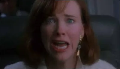 Alors que la famille de Kevin est dans l'avion, la maman de Kevin a un pressentiment d'avoir oublié quelque chose ! Mais qu'a oublié la maman de Kevin ?