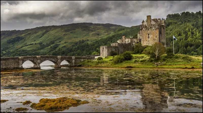 Laquelle de ces couleurs retrouve-t-on sur le drapeau écossais ?
