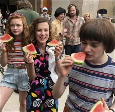 De qui est-elle la plus proche sur le tournage de "Stranger Things" ?