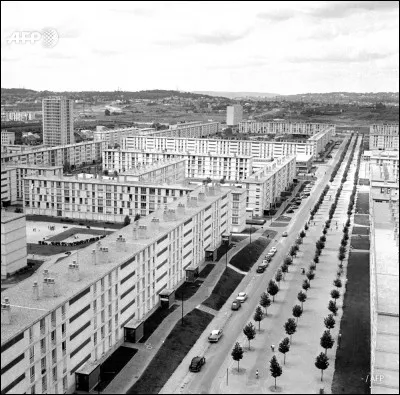 Cette ville de la banlieue parisienne, qui a vu se construire à partir de 1955 le quartier de Lochères et ses 12 000 logements, est devenue le premier symbole des "grands ensembles" d'immeubles : c'est ...