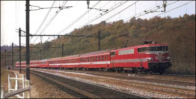 C'est l'époque du développement des trains grandes lignes avec du nouveau matériel et un renouvellement des infrastructures. Le 28 mai 1967, le Capitole est le premier train en France à rouler à 200 km/h en service commercial : en combien de temps relie-t-il Paris à Toulouse par Limoges ?