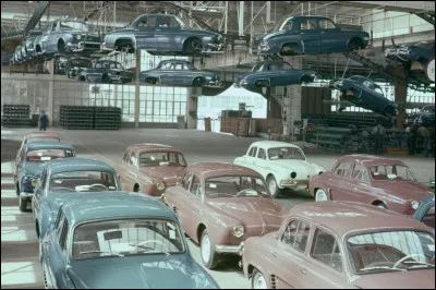 La Dauphine Renault, voiture la plus vendue en France de 1957 à 1961, a été produite à ...