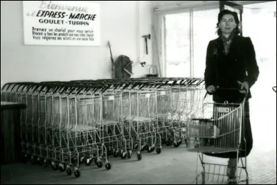 Le magasin "Express marché", premier supermarché en France, a été ouvert par Goulet et Turpin, à Rueil en banlieue parisienne en ...