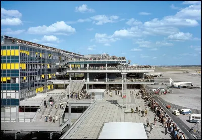 L'aéroport d'Orly, inauguré 24 avril 1961, est emblématique de France des Trente Glorieuses. Quel chanteur interprète le titre à succès "Un dimanche à Orly" ?