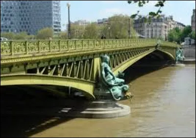 Qui est l'auteur du poème "Le Pont Mirabeau" ?