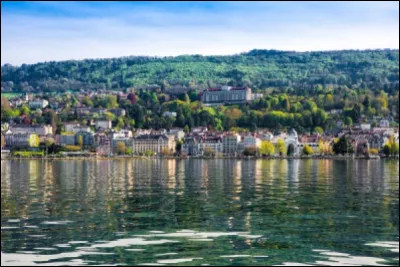 Mon 1er sépare deux terrains
Mon 2e est écrivain et s'est vautré dans "L'Herbe rouge" 
Mon tout est une ville dans le département :