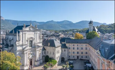 Mon 1er est un pré
Mon 2e est un petit golfe
Mon 3e se mange à la baguette
Mon tout est une ville du département :