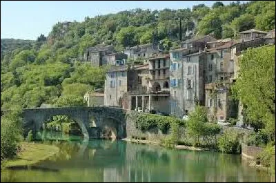 Village Gardois bâti à flanc de rocher, près du Vidourle, Sauve se situe en région ...