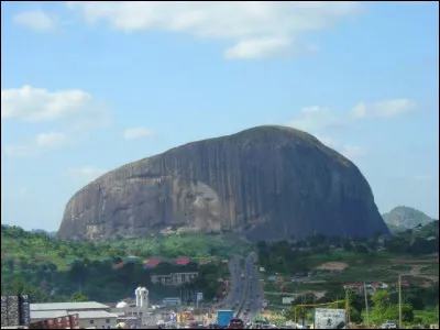 Plus petit que l'Ayers Rock (Uluru), dans quel pays se trouve le monolithe "Zuma Rock" ?