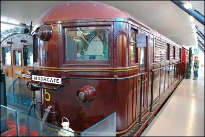 Dans quelle ville a été construit le premier métro ?