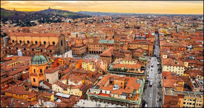 Cette ville italienne, capitale de l'Emilie-Romagne, célèbre pour le rayonnement de son université fondée au XIe siècle, c'est ...