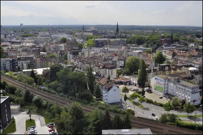Cette importante ville allemande de la Ruhr, peuplée de 365 000 habitants, c'est ...