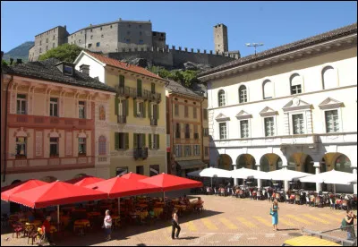 Bellinzona, située dans une vallée des Alpes, est une ville ...