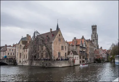 Cette ville belge, située en Flandre maritime, au riche passé de grand centre du commerce européen au moyen-âge, c'est ...