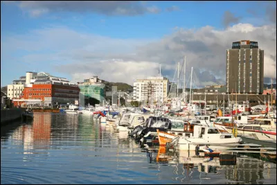 Bodø, ville côtière de 50 000 habitants, située un peu au nord du cercle polaire, est une ville de ...