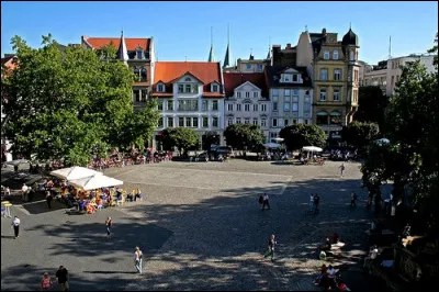 Cette ville allemande de 240 000 habitants, située en en Basse Saxe, bordée par le Mittellandkanal, c'est ...