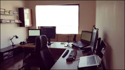 Dans ce lieu clos, une personne est chargée de transmettre les colis aux marins, de réceptionner les appels téléphoniques, de trier les dossiers et d'effectuer des liaisons radio. De même, chaque membre de l'équipage peut contacter un proche. Sur la terre ferme, à quel métier correspond cette définition ?