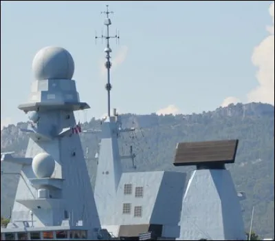 À l'extérieur maintenant. À quelle salle ces installations peuvent-elles être liées ?