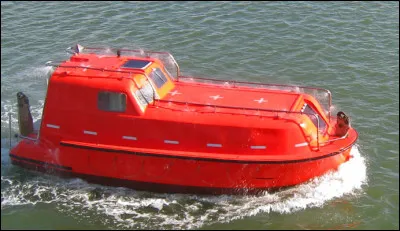 Enfin, si le navire risquait de couler, il dispose de six canots comme celui de l'illustration. Parmi ces choix, dans quel film un canot identique apparaît-il ?