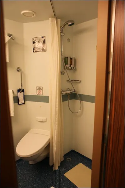 Disponibles à coté de chaque cabine d'équipage, se trouvent les sanitaires. Ils possèdent...