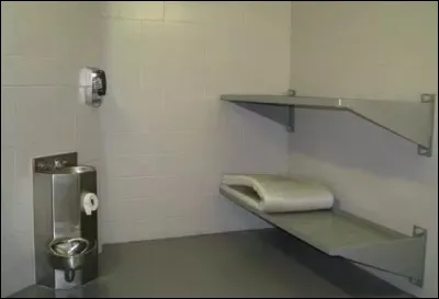 Pour emprisonner les brigands, le bâtiment dispose de deux cellules. Combien de personnes peut-on y loger en tout et pour tout ?