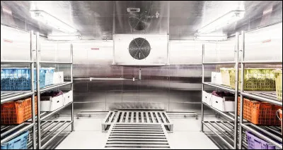 Comment s'appelle la zone où les denrées alimentaires sont stockées ?