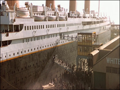 "Titanic" > Sans énumérer toutes les erreurs du film - elles se comptent par dizaines - celle-ci est de taille, lors de l'embarquement à Cherbourg !