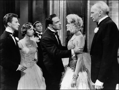 "Singin' in the Rain" > Existe-t-il encore des fans de comédies musicales ? La réponse semble être oui ! Mais que voit-on dans cette scène, se passant supposément dans les années 30 ?