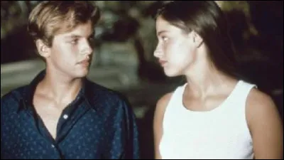 Mais quand cette dernière rencontre le jeune homme, elle ment sur son âge en disant qu'elle est âgée de....