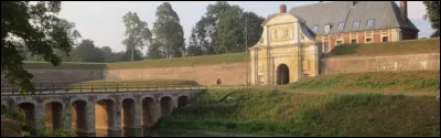 Cette citadelle a &eacute;t&eacute; construite par Vauban de 1668 &agrave; 1672, pour d&eacute;fendre la capitale de l'Artois rattach&eacute;e &agrave; la France par le trait&eacute; des Pyr&eacute;n&eacute;es. Jamais attaqu&eacute;e, cette citadelle est surnomm&eacute;e " la belle inutile" : c'est ...