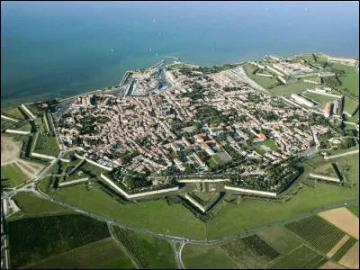 Apr&egrave;s les combats du si&egrave;ge de La Rochelle, ce port insulaire a &eacute;t&eacute; fortifi&eacute; par Vauban pour prot&eacute;ger La Rochelle et Rochefort des invasions anglaises : c'est ...