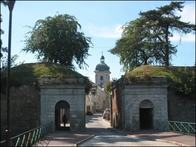 La ville a &eacute;t&eacute; fortifi&eacute;e au Moyen-&Acirc;ge par les comtes du Hainaut face au royaume de France ; puis, devenue fran&ccedil;aise en 1659, elle est devenue un bastion avanc&eacute; du royaume. La citadelle est transform&eacute;e par Vauban qui y r&eacute;alise ses premiers ouvrages : c'est ...