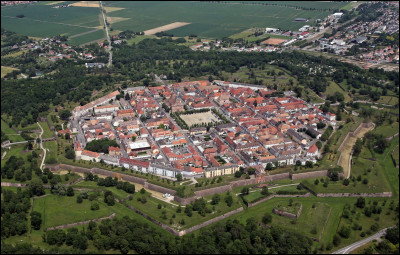 Construite en plan octogonal de 1698 à 1702, dans la plaine d'Alsace pour combler un vide défensif sur le Rhin après la guerre de la Ligue d'Augsbourg et les traités de Ryswick : c'est ...