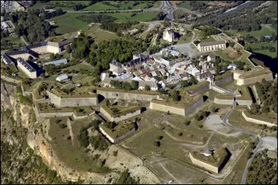 Construite dans les Alpes de 1693 &agrave; 1702, pour contr&ocirc;ler les acc&egrave;s des vall&eacute;es de la Haute Durance et du Guil face aux Etats de Savoie : c'est ...