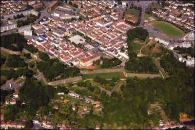 Annex&eacute;e &agrave; la France par le trait&eacute; de Nim&egrave;gue de 1678, la ville devient une place forte sur la fronti&egrave;re du nord-est avec les fortifications &eacute;difi&eacute;es par Vauban entre 1679 et 1683 : c'est ...