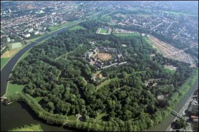 Cette citadelle, &eacute;difi&eacute;e apr&egrave;s la prise de la ville aux Espagnols par les troupes fran&ccedil;aises en 1667, a &eacute;t&eacute; baptis&eacute;e par Vauban lui-m&ecirc;me la "reine des citadelles ". Utilisant les rivi&egrave;res et les marais comme &eacute;l&eacute;ments d&eacute;fensifs, elle reste remarquable par ses dimensions, la qualit&eacute; de son architecture et son &eacute;tat de conservation actuel : c'est ...