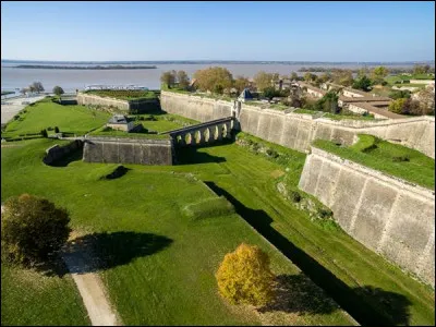 La construction de cette citadelle dominant l'estuaire de la Gironde a &eacute;t&eacute; supervis&eacute;e par Vauban entre 1685 et 1689 : c'est ...