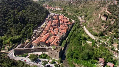 Cette ville, situ&eacute;e dans la vall&eacute;e de la T&ecirc;t, fortifi&eacute;e depuis le XIIIe si&egrave;cle, a &eacute;t&eacute; disput&eacute;e entre Fran&ccedil;ais et Espagnols. La construction de nouvelles fortifications, &agrave; partir des plans de Vauban en 1669, est renforc&eacute;e par le Fort Liberia, b&acirc;ti sur les hauteurs dominant la ville. C'est ...