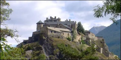 Cet ancien ch&acirc;teau fort de la seconde moiti&eacute; du XIIIe si&egrave;cle, remani&eacute; par Vauban, se dresse sur un &eacute;peron rocheux de la vall&eacute;e du Guil, &agrave; la fronti&egrave;re du duch&eacute; de Savoie : c'est ...