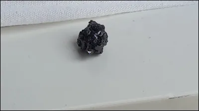 Magnifique pierre à deviner ! C'est même une de mes préférée. Trouvez son identité !