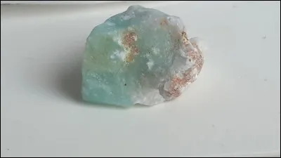 Verte, attention, à ne pas la confondre avec... chut ! 
Quelle est cette pierre ?